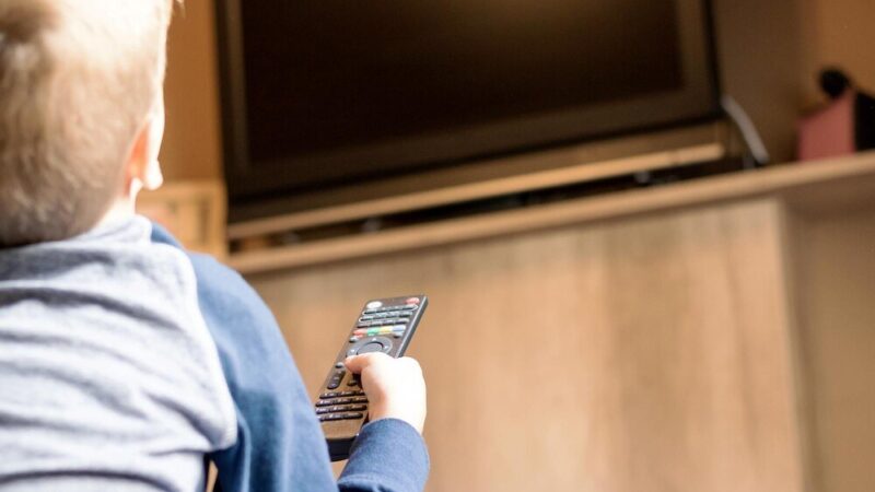 Odległość kanapy od TV: jak wybrać idealną odległość dla komfortowego oglądania